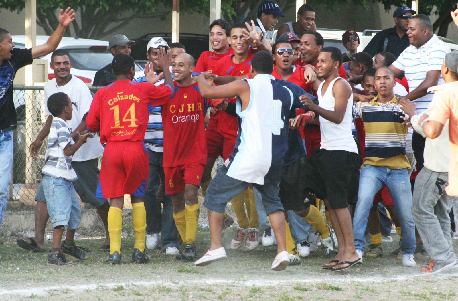  Jugadores, fanáticos y dirigentes del Club José Horacio Rodríguez celebran su pase a la final del Fútbol de Espaillat.
